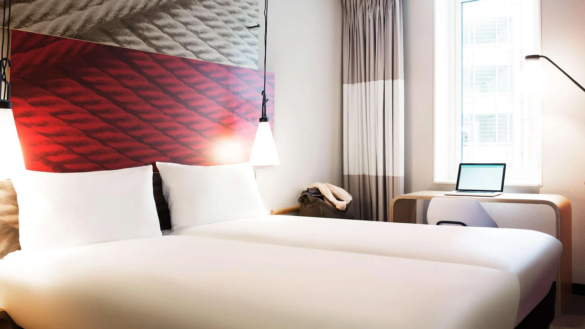 Ibis Rotterdam City Centre 3*,